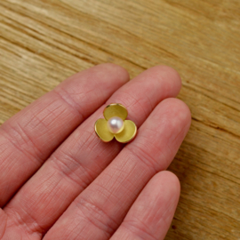 Sugar sweet flower pendant with pearl.