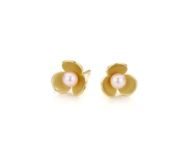 Sugar sweet flower earrings with pearls.