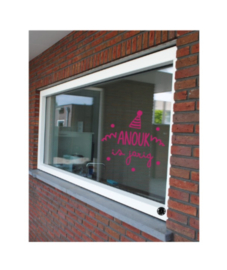 Naam met hoedje en confetti (lettertype naar keuze)