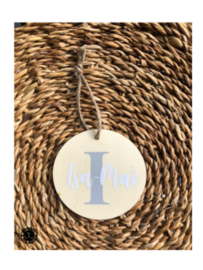 Houten bal met naam en hoofdletter (lettertype naar wens)