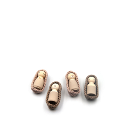 Houten pop baby in mandje