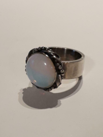 zilveren ring met opaline steen