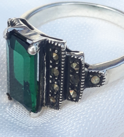 Zilveren ArtDeco ring met groene steen.