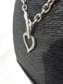 Zilveren halsketting met hanger in hartvorm.