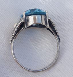 Zilveren ring met blauwe steen