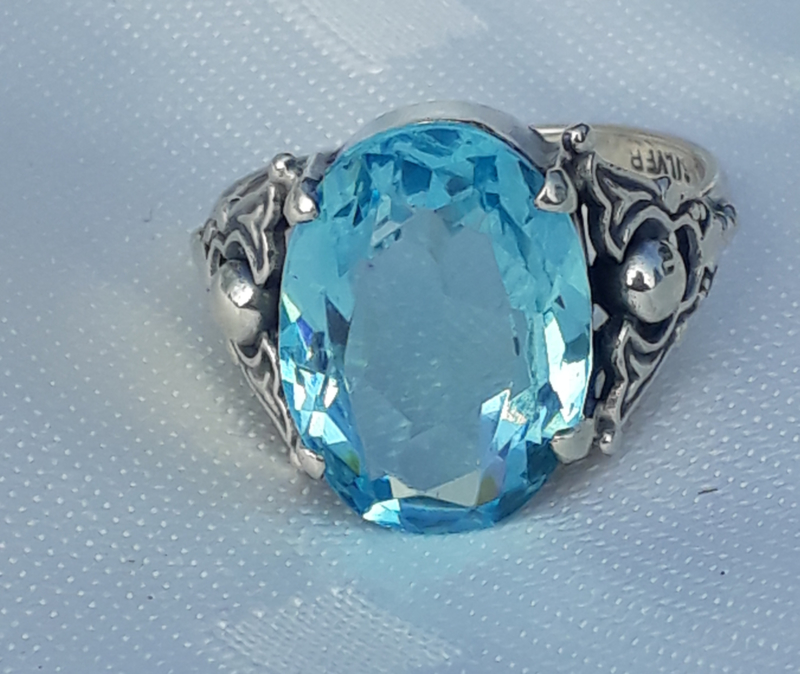 Zilveren ring met blauwe steen