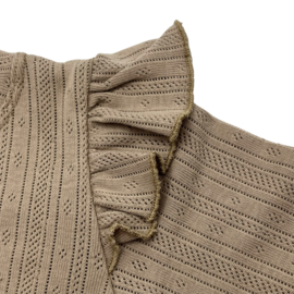 Longsleeve + ruffle |  pointelle donker beige