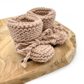 Gebreide babyslofjes | Dark beige  0-3 maanden