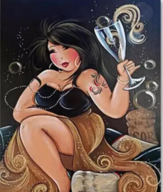 Dikke dame in zwart met glas wijn