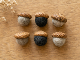 Handgemaakte vilten eikeltjes – set van 6 – herfstdecoratie – natuurlijke woondecoratie