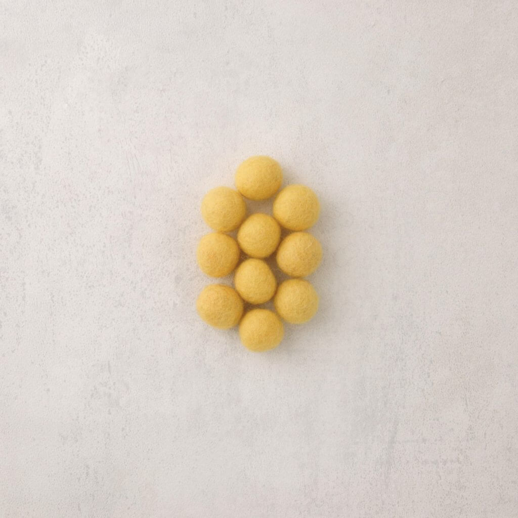 Vilten wolballetjes geel