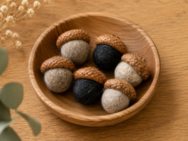 Handgemaakte vilten eikeltjes – set van 6 – herfstdecoratie – natuurlijke woondecoratie