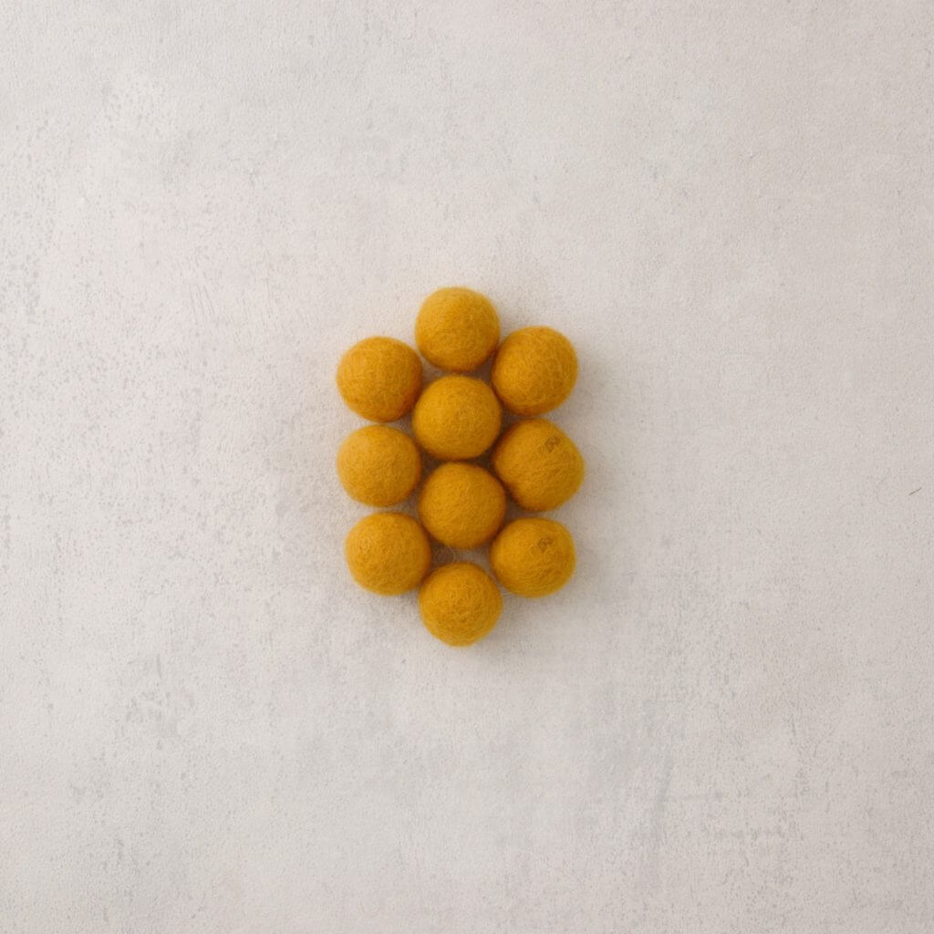 Vilten wolballetje zonnegeel