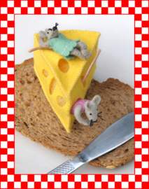 Twee muisje met stukje kaas.