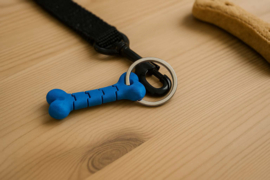 Flexibele hondenbot sleutelhanger blauw, met liefde gemaakt door kinderen
