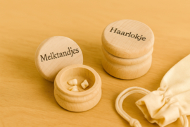 Houten bewaardoosjes voor haarlokje & melktandjes – Uniek kraamcadeau