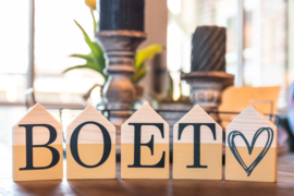 Houten huisjes met naam ''Boet''