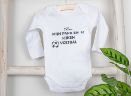 Sst... mijn papa en ik kijken voetbal