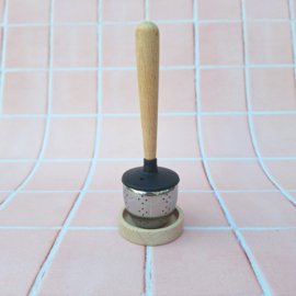 Theezeefje met houten handvat en uitlekschaaltje