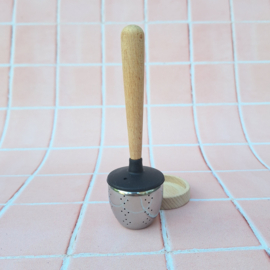 Theezeefje met houten handvat en uitlekschaaltje