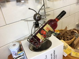 wijnfleshouder in de vorm van een bij met een fles rode Ambrosius honing-kruiden wijn