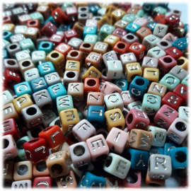 Kunststof Letterkralen vierkant - 6x6mm – Pastel Kleuren met Zilverkleur Letters