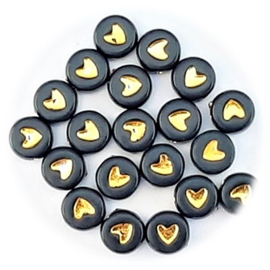 Zwarte kunststof kralen met goudkleur of witte hartjes - plat rond - 7x3.5mm