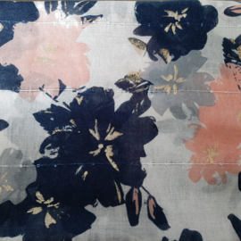 Zomersjaal met donkerblauw en roze bloemen met paulettes en kwastjes