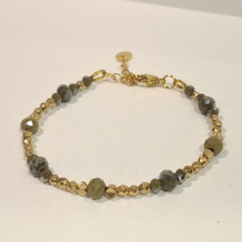 Armband Olijfgroene Glaskralen en Goudkleur Hematiet