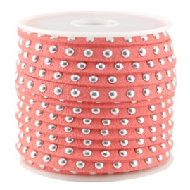 Imitatie Suede Leer - 5mm -  met zilverkleur studs – Koraal Rood - 20cm