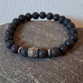 Jongens Armband van 8mm zwarte Lava Kralen met zilverkleurige tussen kralen - Lengte ca 19cm