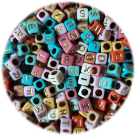 Kunststof Letterkralen Vierkant – 6x6mm – Pastel Kleuren met Goudkleur Letters