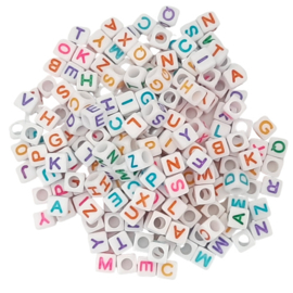 Letterkralen vierkant wit met gekleurde letters - kunststof -  6x6mm - 100 stuks
