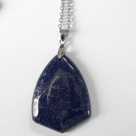 Lapis Lazuli Driehoek Hanger aan RVS Halsketting