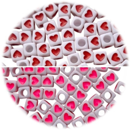 Vierkante kralen wit met rood of roze hartje - 6x6mm - 14 stuks