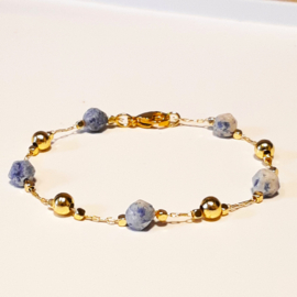 Goudkleur Armband met Blauwe Natuursteen Kralen