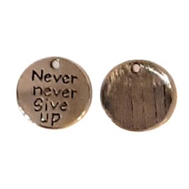 Bedel Hanger 'Never never give up' – Antiek Zilverkleur – Metaal - 20mm