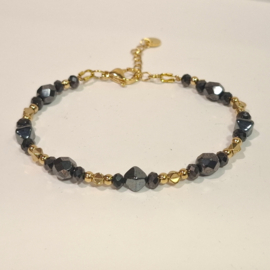 Armband Donkergrijze Glaskralen en Goudkleur Hematiet