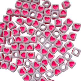 Vierkante kralen wit met rood of roze hartje - 6x6mm - 14 stuks