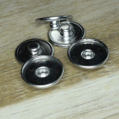 Drukknoop achterkant met klein opstaand randje voor 18mm cabochon