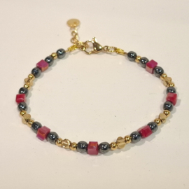 Armband Rode Glaskralen en Goudkleur Hematiet