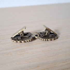 Antiek Bronskleur Vestclip Noorse Sluiting met Bloemen - 5.7 x 2.3cm