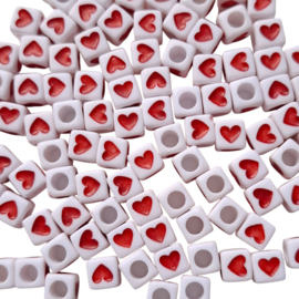 Vierkante kralen wit met rood of roze hartje - 6x6mm - 14 stuks