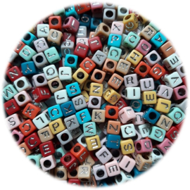Kunststof Letterkralen vierkant - 6x6mm – Pastel Kleuren met Zilverkleur Letters