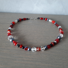 Kralen ketting in een mix van rood zwart blank grijze kralen - 45cm