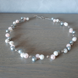 Ketting met 'zwevende ' kralen - Roze - Wit -  Grijs - met Karabijnslot - 44.5cm