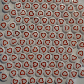 Ronde hartjes kralen - wit met rood hartje 7x4mm - 20 stuks