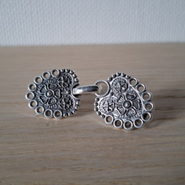 Antiek Zilverkleur Vestclip Noorse Sluiting met Bloemen - 5.7 x 2.3cm