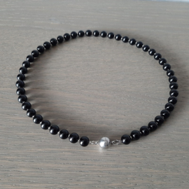 Halsketting van 8mm Zwarte Glaskralen met RVS Magneetslot